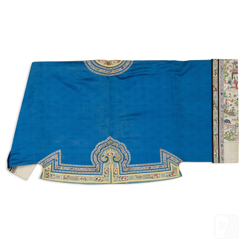 晚清 藍地緞暗綉纕邊襖 牙白地庭院人物紋挽袖 | A BLUE-GROUND SILK DAMASK INFORMAL COAT, AO - 图4